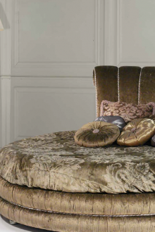 Στρογγυλό καφέ κρεβάτι με ψηλό κεφαλάρι