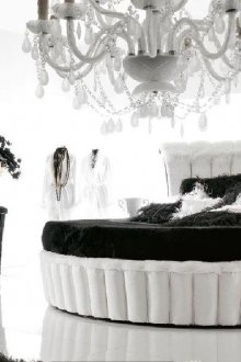 Ρετρό ασπρόμαυρο στρογγυλό κρεβάτι