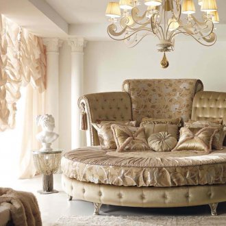 Μπεζ στρογγυλό κρεβάτι στο υπνοδωμάτιο