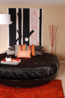 Μαύρο γυαλιστερό στρογγυλό κρεβάτι