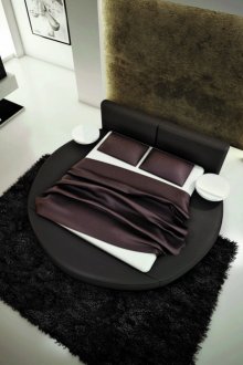 Μαύρο δερμάτινο στρογγυλό κρεβάτι με λευκό στρώμα