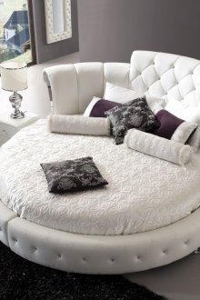 Στρογγυλό λευκό κρεβάτι σε μοντέρνο στιλ