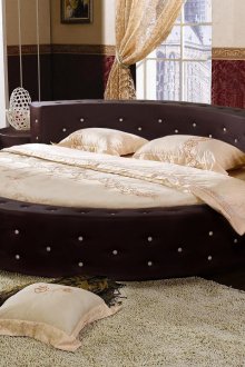 Στρογγυλό μαύρο κρεβάτι με διακοσμητικά πριτσίνια