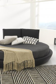 Σκούρο γκρι στρογγυλό κρεβάτι και κομοδίνα