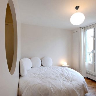 Στρογγυλό λευκό κρεβάτι και μαξιλάρια