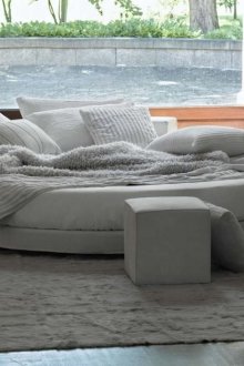 Γκρίζο στρογγυλό κρεβάτι και θούπες