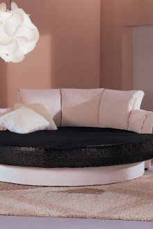 Ασπρόμαυρο στρογγυλό κρεβάτι με ψηλό κεφαλάρι