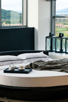 Μαύρο και άσπρο κομψό στρογγυλό κρεβάτι