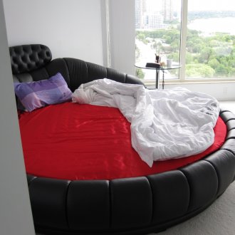 Μαύρο και κόκκινο στρογγυλό κρεβάτι