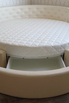 Στρογγυλό μπεζ και λευκό κρεβάτι με συρτάρι