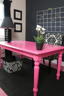 Ροζ τραπέζι και χαλί στο εσωτερικό