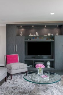 Ροζ μαξιλάρια σε εσωτερικό σαλόνι