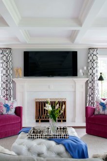 Ροζ πολυθρόνες σε ένα φωτεινό σαλόνι