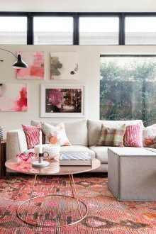 Ροζ στοιχεία σε σαλόνι σε στιλ σοφίτας