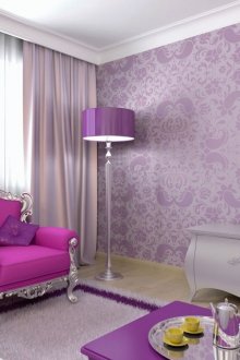 Ασημί-ροζ πολυθρόνα στο σαλόνι