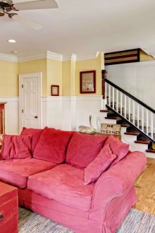 Ροζ καναπές στο σαλόνι