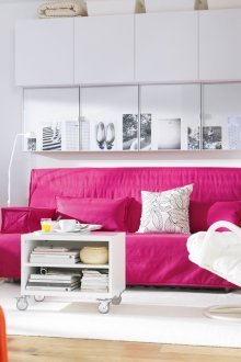 Ροζ καναπές στο σαλόνι-τραπεζαρία