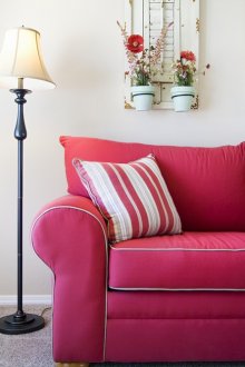 Απαλή ροζ καναπές σε ένα φωτεινό σαλόνι