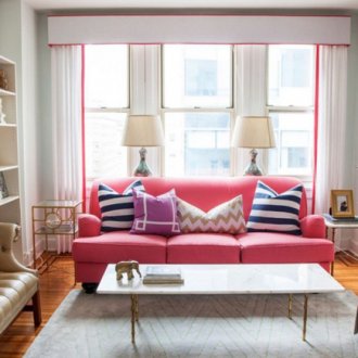 Ροζ καναπέ και πινελιές στο εσωτερικό