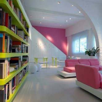 Άσπρες και ροζ πινελιές στο σαλόνι