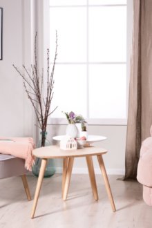 Ροζ πολυθρόνα και κάλυμμα στο καθιστικό