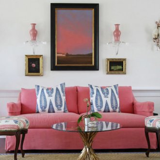 Ροζ τόνους και καναπέ στο καθιστικό