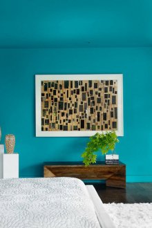 Λευκά, σμαράγδι και καφέ χρώματα στο υπνοδωμάτιο