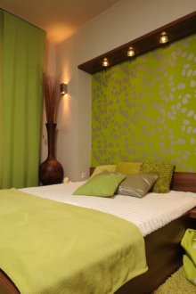 Μπεζ, καφέ και πράσινα χρώματα στο υπνοδωμάτιο.