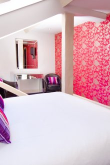 Λευκό, πορφυρό και κόκκινο χρώμα στο υπνοδωμάτιο.