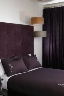 Σκούρο μοβ λευκή κρεβατοκάμαρα