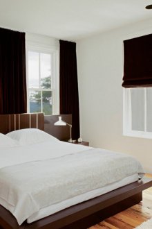 Καφέ και άσπρο υπνοδωμάτιο