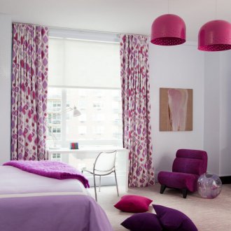 Λευκή οροφή σε μια λευκή και πορφυρή κρεβατοκάμαρα