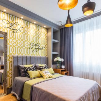 Λευκή οροφή στο κίτρινο και γκρίζο υπνοδωμάτιο