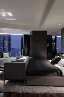 Λευκή οροφή σε υπνοδωμάτιο μαύρο και γκρι