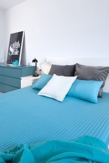 Λευκή οροφή σε ένα μπλε και λευκό υπνοδωμάτιο