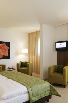 Κρέμα κουρτίνες στο λευκό και πράσινο υπνοδωμάτιο