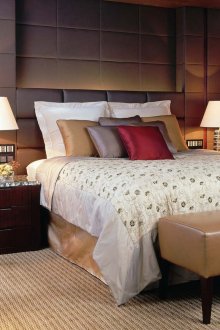 Καφέ τοίχους στο υπνοδωμάτιο