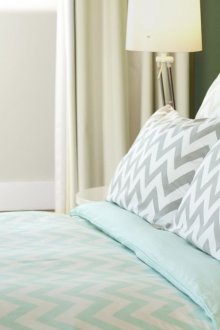 Μέντα, λευκά και γκρι χρώματα στο υπνοδωμάτιο