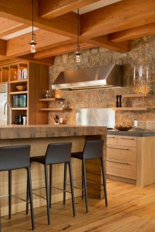 Καφέ κουζίνα εξοχικού στιλ με μπαρ πρωινού