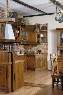 Ξύλινη κουζίνα σε εξοχικό στιλ