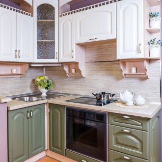 Λευκή και πράσινη κουζίνα εξοχικού στυλ