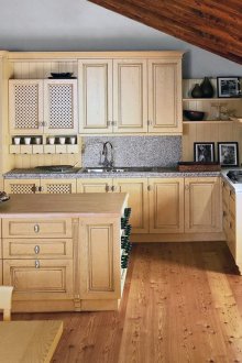 Μπεζ και γκρι κουζίνα σε εξοχικό στιλ