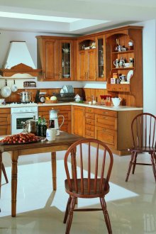 Καφέ και άσπρη κουζίνα εξοχικού στυλ