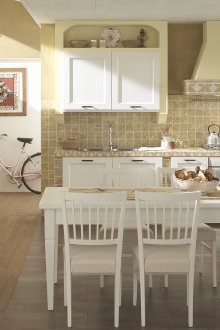 Κρεμώδης λευκή ζεστή κουζίνα