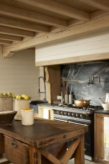 Μπεζ-καφέ κουζίνα από ξύλο και πέτρα