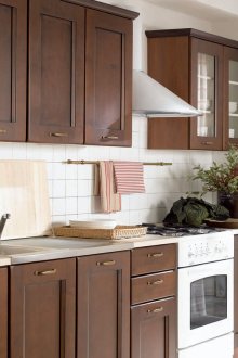 Καφέ και λευκή κουζίνα