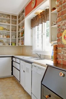 Τούβλο τοίχου σε μια κουζίνα στυλ χώρα