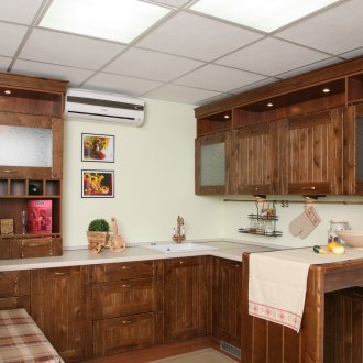 Κρέμα καφέ κουζίνα εξοχικού στυλ με χερσόνησο