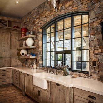 Πέτρινο τοίχο διακόσμηση σε μια εξοχική κουζίνα