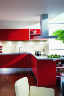 Κόκκινη και άσπρη ευρύχωρη κουζίνα